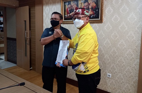 Ketua Umum KONI Jateng Bona Ventura dan Kadisporapar Jateng Sinung N Rachmadi menunjukkan NPHD usai ditandatangani