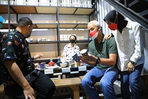 Gubernur Jawa Tengah, Ganjar Pranowo dan istri mengunjungi industri keramik Naruna milik Roy Wibisono di Jalan Sawosari, Kelurahan Bugel, Kecamatan Sidorejo, Kota Salatiga, Minggu (27/3)