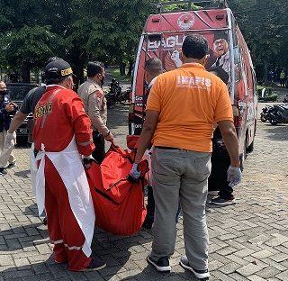 Jenazah korban perampokan langsung dibawa tim inafis untuk diperiksa lebih lanjut.