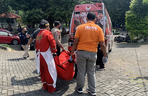 Jenazah korban perampokan langsung dibawa tim inafis untuk diperiksa lebih lanjut.