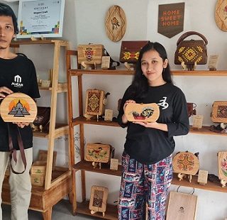Aditya Widya Pranata memamerkan produk usahanya berupa tas kristik kayu yang kini merambah pasar luar Jawa