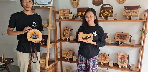Aditya Widya Pranata memamerkan produk usahanya berupa tas kristik kayu yang kini merambah pasar luar Jawa