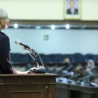 Gubernur Jateng Ganjar Pranowo menyampaikan Laporan Keterangan Pertanggungjawaban (LKPJ) Tahun 2021, pada Rapat Paripurna di Gedung Berlian, Selasa (29/3). Pada kesempatan itu Ganjar juga mengajak anggota DPRD untuk mendoakan Bambang Kusriyanto Yng jug Ketua DPRD Jateng agar segera sembuh dari penyakit