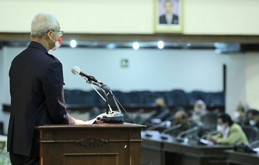 Gubernur Jateng Ganjar Pranowo menyampaikan Laporan Keterangan Pertanggungjawaban (LKPJ) Tahun 2021, pada Rapat Paripurna di Gedung Berlian, Selasa (29/3). Pada kesempatan itu Ganjar juga mengajak anggota DPRD untuk mendoakan Bambang Kusriyanto Yng jug Ketua DPRD Jateng agar segera sembuh dari penyakit