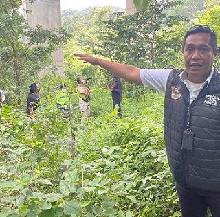 Kombes Pol Djuhandani menunjukkan lokasi penemuan kerangka anak.