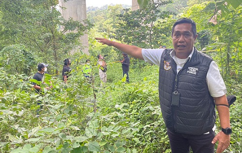 Kombes Pol Djuhandani menunjukkan lokasi penemuan kerangka anak.