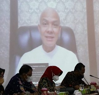 Gubernur Jateng Ganjar Pranowo memberi pengarahan dalam Rapat Evaluasi dan Koordinasi Desa Dampingan Tahun 2022, secara daring, Jumat (4/3)