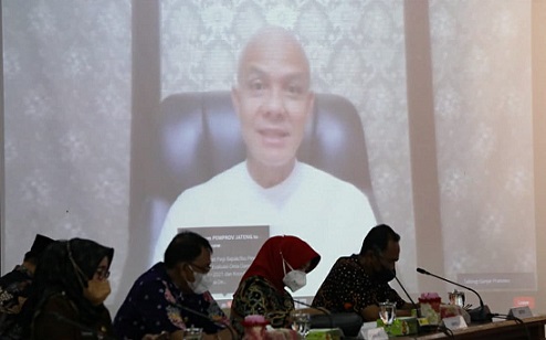 Gubernur Jateng Ganjar Pranowo memberi pengarahan dalam Rapat Evaluasi dan Koordinasi Desa Dampingan Tahun 2022, secara daring, Jumat (4/3)
