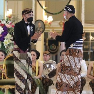 Gubernur Jawa Tengah, Ganjar Pranowo, menghadiri jumenengan atau penobatan Gusti Pangeran Hario (GPH) Bhre Cakrahutomo Wira Sudjiwo sebagai Kanjeng Gusti Pengeran Adipati Ario (KGPAA) Mangkunagoro X di Pendopo Agung Pura Mangkunegaran, Sabtu (13/2)