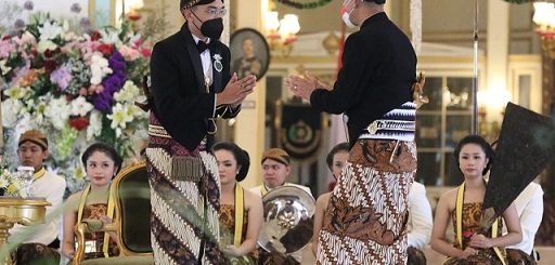 Gubernur Jawa Tengah, Ganjar Pranowo, menghadiri jumenengan atau penobatan Gusti Pangeran Hario (GPH) Bhre Cakrahutomo Wira Sudjiwo sebagai Kanjeng Gusti Pengeran Adipati Ario (KGPAA) Mangkunagoro X di Pendopo Agung Pura Mangkunegaran, Sabtu (13/2)