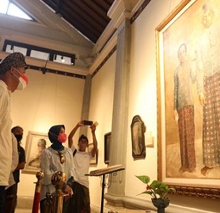 Gubernur Jateng Ganjar Pranowo melihat beragam koleksi saat berkunjung ke Agung Rai Museum of Art, Jumat (25/3)
