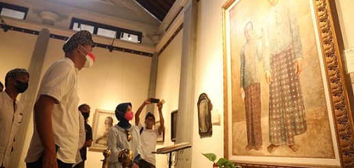 Gubernur Jateng Ganjar Pranowo melihat beragam koleksi saat berkunjung ke Agung Rai Museum of Art, Jumat (25/3)