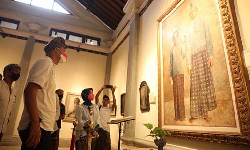 Gubernur Jateng Ganjar Pranowo melihat beragam koleksi saat berkunjung ke Agung Rai Museum of Art, Jumat (25/3)