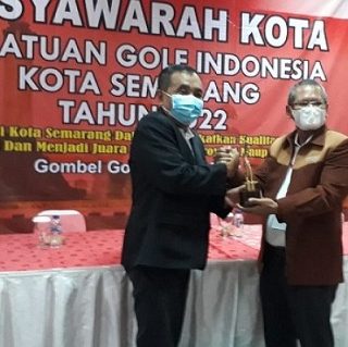 Sekretaris Umum KONI Kota Semarang, Teguh Setyono (kiri), memberikan ucapan selamat kepada Ulfi Imron Basuki yang terpilih sebagai Ketua Umum Persatuan Golf Indonesia (PGI) Kota Semarang