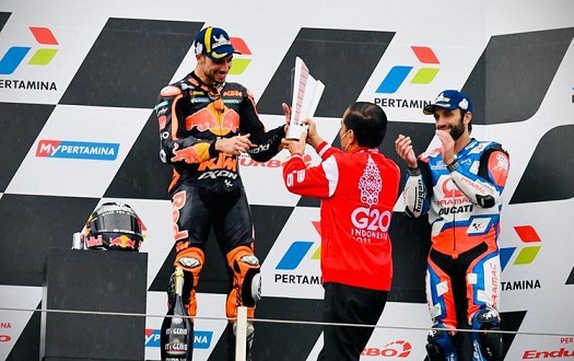 Presiden Joko Widodo menyerahkan piala kepada Miguel Oliveira yang memenangi MotoGP Mandalika, Indonesia, Minggu (20/3).
