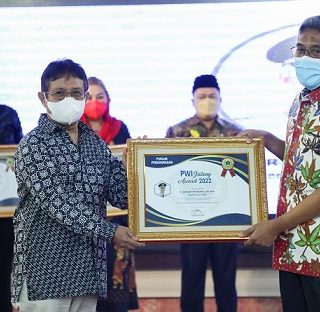 Ketua Persatuan Wartawan Indonesia (PWI) Jateng, Amir Machmud, menyerahkan penghargaan PWI Jateng Award 2022 kepada Gubernur Jawa Tengah, Ganjar Pranowo, yang diwakili Sekda Jateng Sumarno, Jumat (25/3)