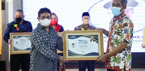 Ketua Persatuan Wartawan Indonesia (PWI) Jateng, Amir Machmud, menyerahkan penghargaan PWI Jateng Award 2022 kepada Gubernur Jawa Tengah, Ganjar Pranowo, yang diwakili Sekda Jateng Sumarno, Jumat (25/3)