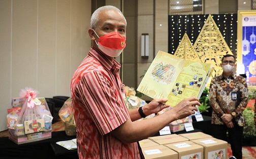Gubernur Jateng, Ganjar Pranowo, melihat beragam bentuk parcel hasil kreasi UMKM Jateng, usai melaunching Sinergi Parcel Lebaran atau gerakan penjualan parsel UMKM 2022, di Hotel Gumaya, Selasa (22/3)