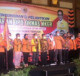 Adies Kadir Berfoto bersama jajaran DPD Ormas MKGR Usai dilantik
