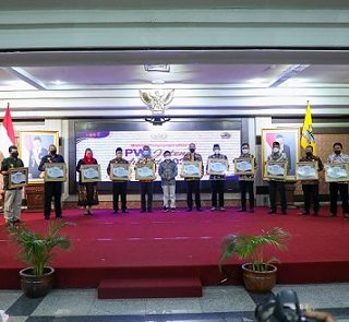 Beberapa kalangan dari jajaran pemerintah daerah, wakil rakyat, hingga perusahaan atau korporasi se-Provinsi Jateng menerima Penghargaan PWI Jateng Award 2022, di Gedung Gradhika Bhakti Praja, kompleks kantor Gubernur Jateng di Semarang, Jumat (25/3/2022) malam