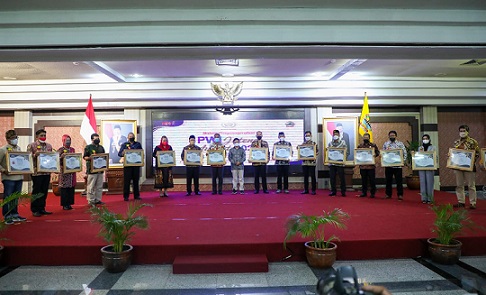 Beberapa kalangan dari jajaran pemerintah daerah, wakil rakyat, hingga perusahaan atau korporasi se-Provinsi Jateng menerima Penghargaan PWI Jateng Award 2022, di Gedung Gradhika Bhakti Praja, kompleks kantor Gubernur Jateng di Semarang, Jumat (25/3/2022) malam