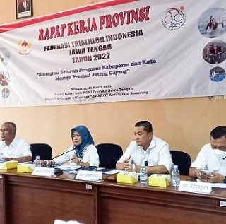 Federasi Triathlon Indonesia (FTI) Jateng menyelenggarakan Rakerprov di Ruang Rapat KONI Jateng, Kompleks GOR Jatidiri Semarang. Para pengurus dan peserta Raker foto bersama usai acara pembukaan, Sabtu (19/3)