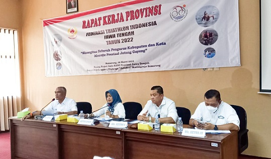 Federasi Triathlon Indonesia (FTI) Jateng menyelenggarakan Rakerprov di Ruang Rapat KONI Jateng, Kompleks GOR Jatidiri Semarang. Para pengurus dan peserta Raker foto bersama usai acara pembukaan, Sabtu (19/3)