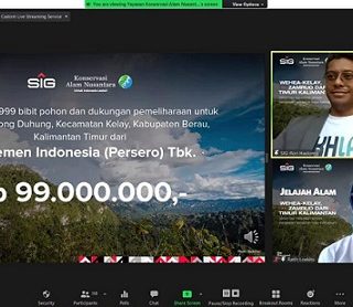 General Manager of Corporate Communication SIG, Rori Hastomo (layar atas) menyerahkan bantuan 999 bibit pohon secara virtual kepada Direktur Development dan Marketing YKAN, Ratih Loekito (layar bawah), Rabu (23/3).
