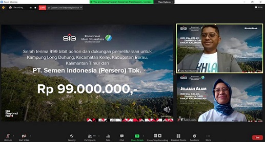 General Manager of Corporate Communication SIG, Rori Hastomo (layar atas) menyerahkan bantuan 999 bibit pohon secara virtual kepada Direktur Development dan Marketing YKAN, Ratih Loekito (layar bawah), Rabu (23/3).