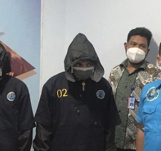 Kedua tersangka didampingi Kabid Pemberantasan BNNP Jateng.