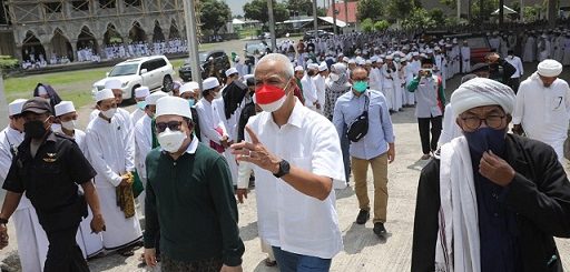 Gubernur Jawa Tengah, Ganjar Pranowo dan istri disambut meriah para santri saat mengunjungi Pondok Pesantren Syaikh Zainuddin Nahdlatul Wathan Anjani Kabupaten Lombok Timur, NTB, Senin (21/3)