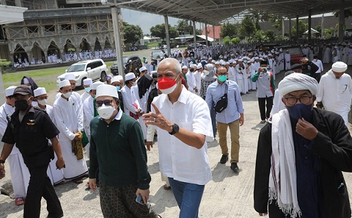 Gubernur Jawa Tengah, Ganjar Pranowo dan istri disambut meriah para santri saat mengunjungi Pondok Pesantren Syaikh Zainuddin Nahdlatul Wathan Anjani Kabupaten Lombok Timur, NTB, Senin (21/3)