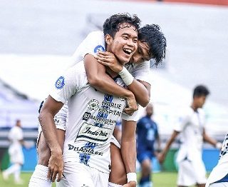 Pemain muda PSIS, Bahril Fahreza melakukan selebrasi usai mencetak gol