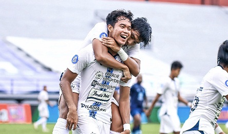 Pemain muda PSIS, Bahril Fahreza melakukan selebrasi usai mencetak gol