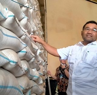 Direktur Keuangan BULOG, Bagya Mulyanto turut mengecek Gudang BULOG Randu Garut Semarang, mendampingi kunjungan rombongan anggota Komisi IV DPR RI, Kamis (31/3).