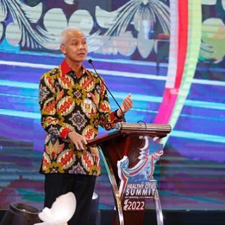 Gubernur Jateng Ganjar Pranowo mengisi acara Summit Kota Sehat 2022 di Patra Hotel Semarang, Senin (28/3)