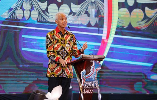 Gubernur Jateng Ganjar Pranowo mengisi acara Summit Kota Sehat 2022 di Patra Hotel Semarang, Senin (28/3)