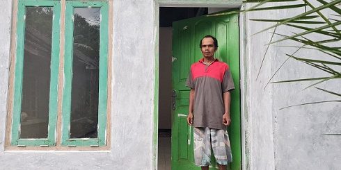 Supono di depan rumahnya yang kini kondisinya layak sudah huni setelah direnovasi