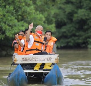 Gubernur Jawa Tengah, Ganjar Pranowo, menyusuri kawasan wisata dan Mangrove Center Graha Indah di Kelurahan Candi Indah, Kecamatan Balikpapan Utara, Kota Balikpapan, Kalimantan Timur, Minggu (13/3)