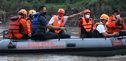 Gubernur Jateng Ganjar Pranowo dan Wali Kota Solo Gibran Rakabuming Raka saat menyusuri sungai Bengawan Solo, Selasa (29/3) petang