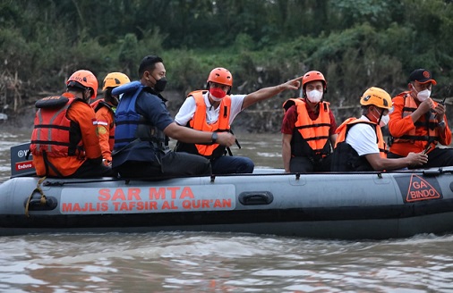 Gubernur Jateng Ganjar Pranowo dan Wali Kota Solo Gibran Rakabuming Raka saat menyusuri sungai Bengawan Solo, Selasa (29/3) petang