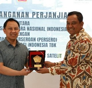 Askomlek Panglima TNI Marsda TNI Agus M Bahron (kanan) menyerahkan cindera mata kepada Direktur Enterprise and Business Service Telkom Edi Witjara (kiri) usai penandatanganan kerja sama Telkom dengan Markas Besar Tentara Nasional Indonesia (Mabes TNI)