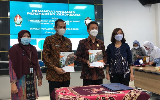 Peserta penandatanganan kerja sama DPUPR Kabupaten Temanggung dengan Prodi Perencanaan Tata Ruang dan Pertanahan Sekolah Vokasi Undip, Kamis (16/3/2022).