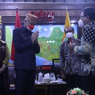 Wali Kota Metro Lampung, Wahdi (kanan), mengajak beberapa jajarannya menemui Gubernur Jateng Ganjar Pranowo untuk silaturahmi sekaligus sharing terkait reformasi birokrasi.