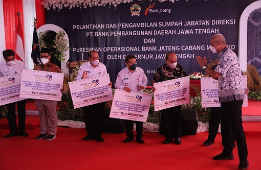 Gubernur Jawa Tengah, Ganjar Pranowo, secara simbolis menyerahkan bantuan untuk pengembangan UMKM kepada bupati dan wali kota, Rabu (16/3)