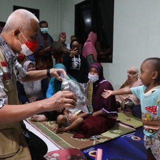 Banjir terjadi di beberapa daerah di Jateng, di antaranya Purworejo, Banyumas dan Kebumen. Gubernur Ganjar Pranowo mendatangi lokasi pengungsian dan memberi mainan anak-anak