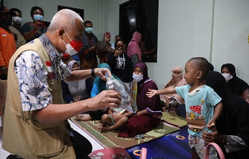 Banjir terjadi di beberapa daerah di Jateng, di antaranya Purworejo, Banyumas dan Kebumen. Gubernur Ganjar Pranowo mendatangi lokasi pengungsian dan memberi mainan anak-anak