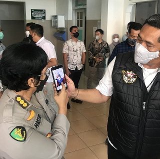 Kombes Pol Djuhandani dan Dr Hastry menunjukan foto korban diduga pembunuhan