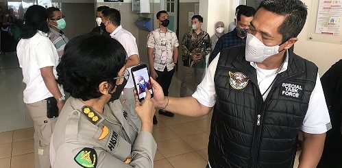 Kombes Pol Djuhandani dan Dr Hastry menunjukan foto korban diduga pembunuhan