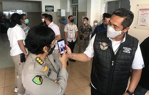 Kombes Pol Djuhandani dan Dr Hastry menunjukan foto korban diduga pembunuhan